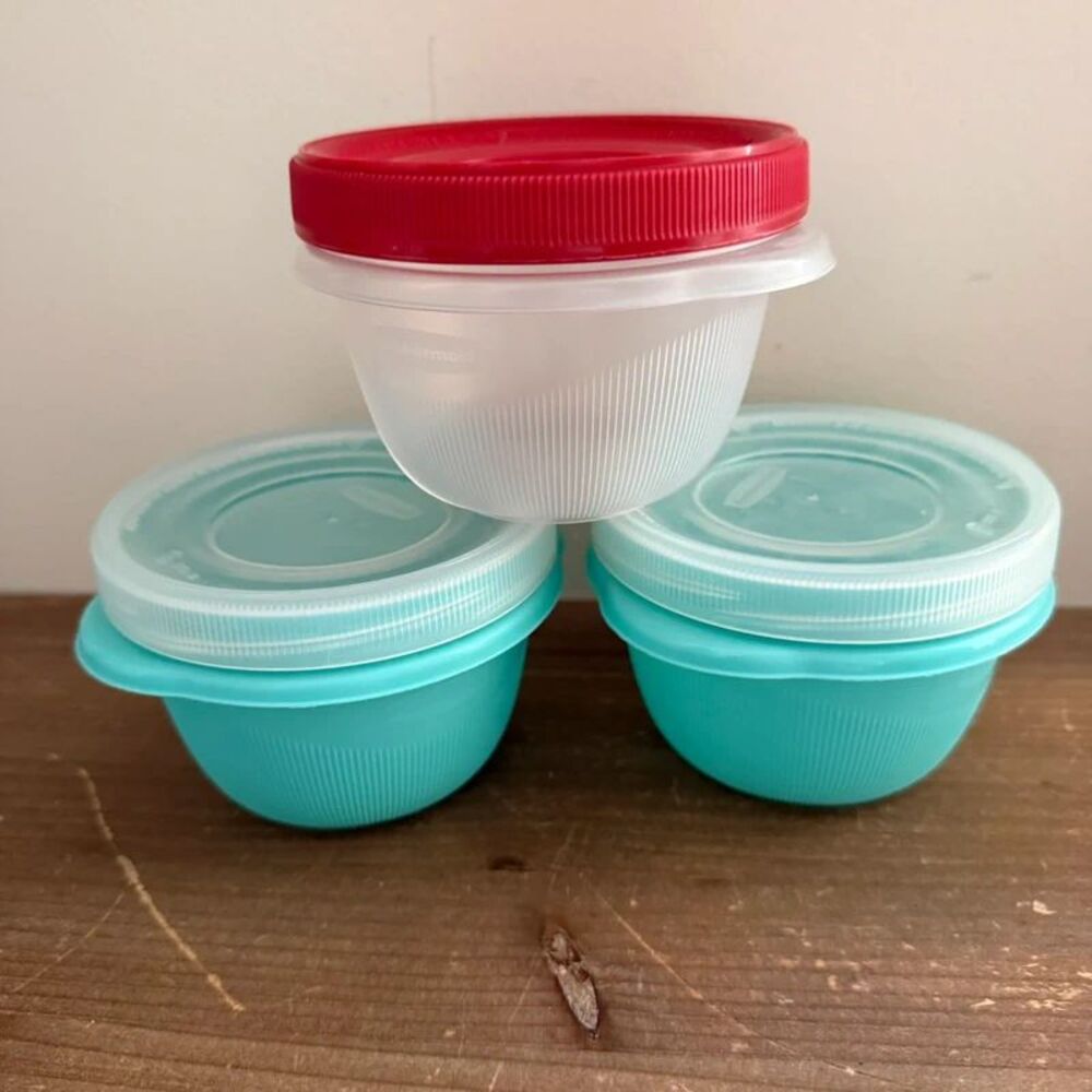 Set of 3 vintage Rubbermaid containers small